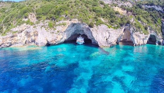 Cruzeiro nas cavernas azuis de Paxos Antipaxos saindo de Lefkimmi