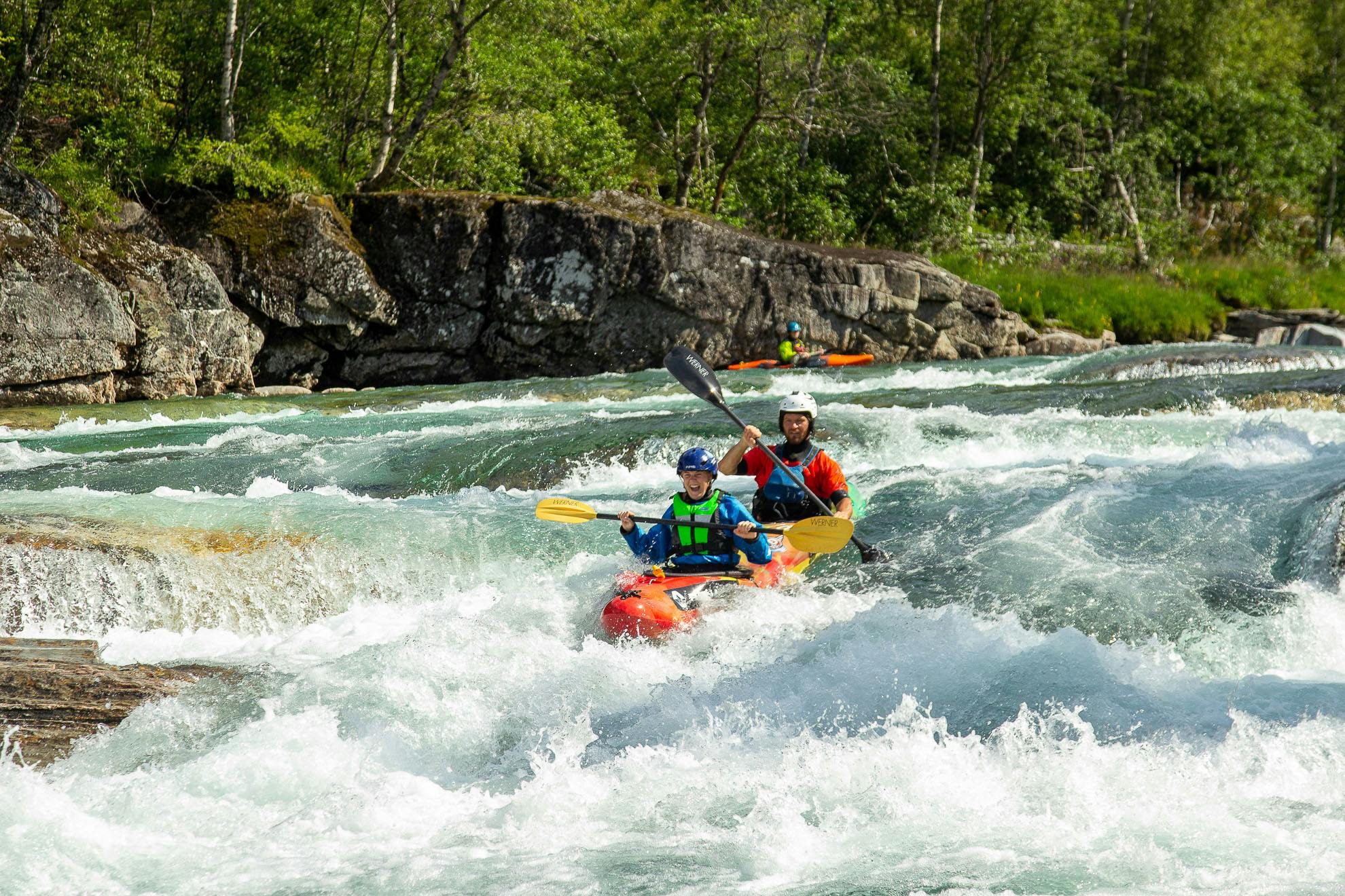 Esperienza di kayak in tandem su un fiume di acque bianche
