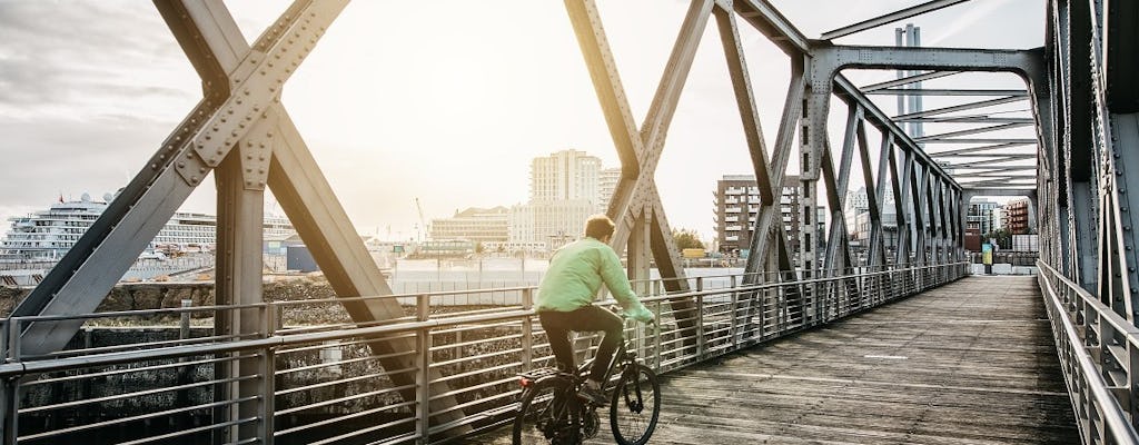 Passeio privado de bicicleta guiado por lugares misteriosos de Hamburgo