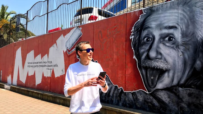 Passeio a pé guiado por áudio de arte de rua em Sochi