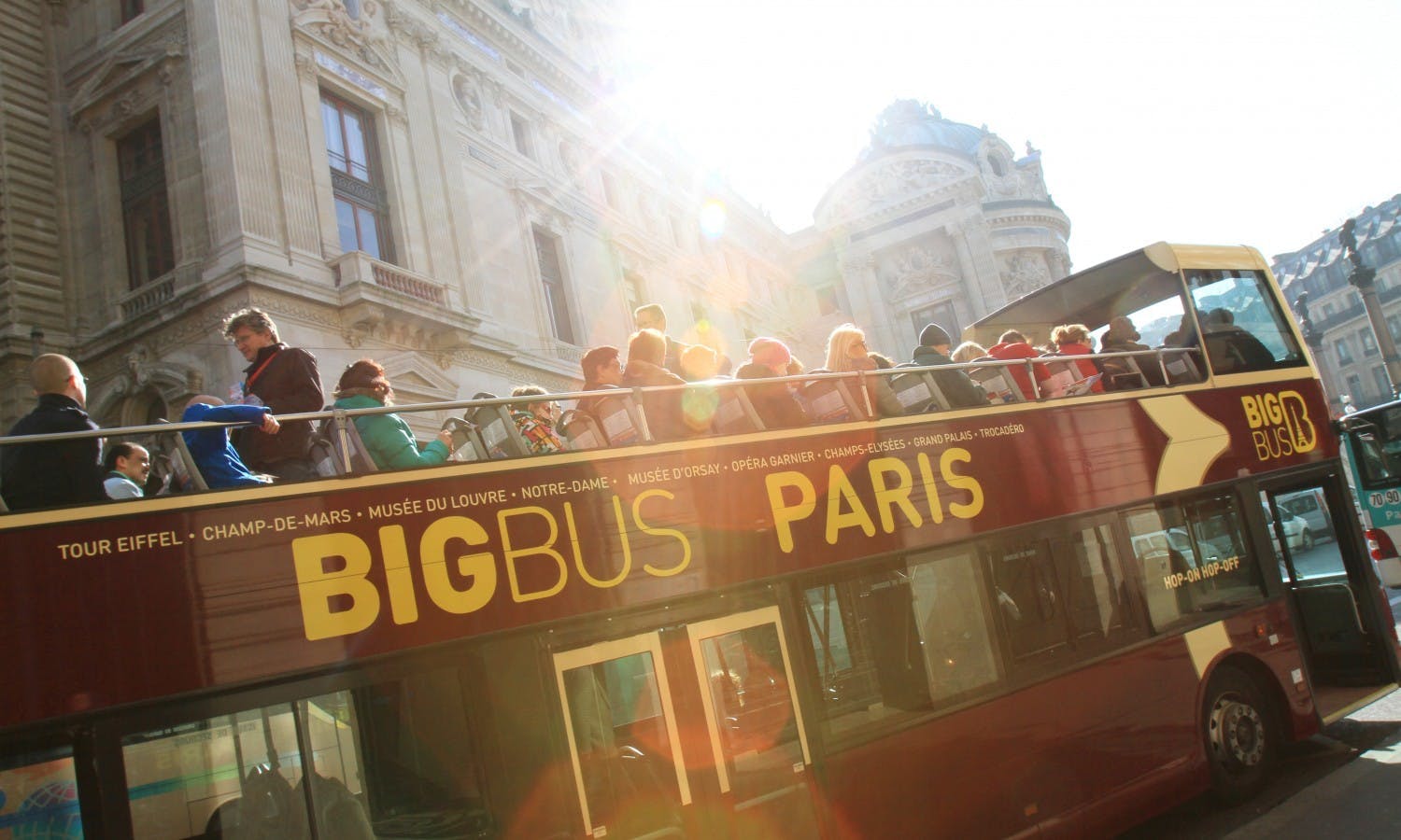 Excursão de ônibus grande em Paris