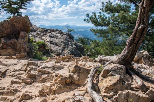 Tour de escape por las montañas rocosas por la tarde