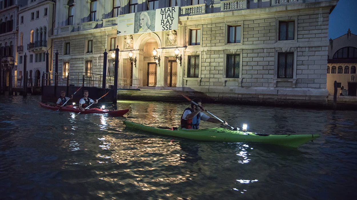 Kajak-Erlebnis in Venedig bei Nacht