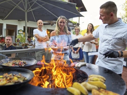 Soirée barbecue avec nourriture et boissons à Grafenau