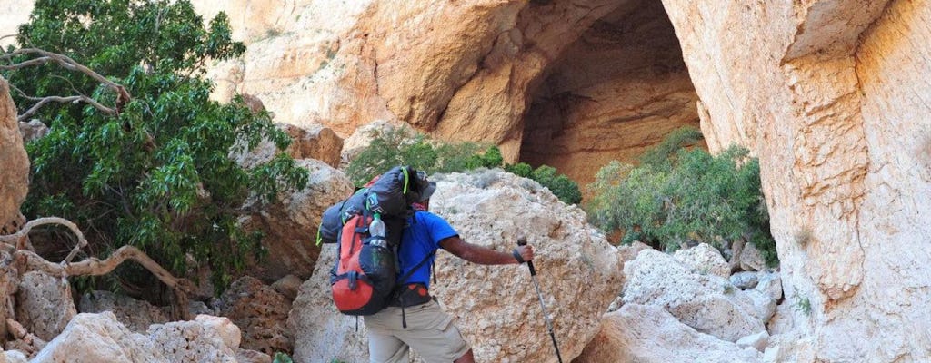 Caminhada suave na caverna Tahery de Muscat