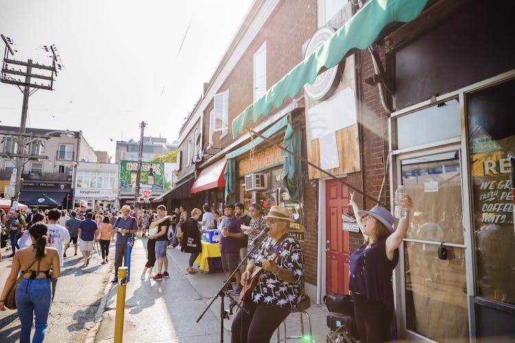 Private kickstart Toronto walking tour with local guide