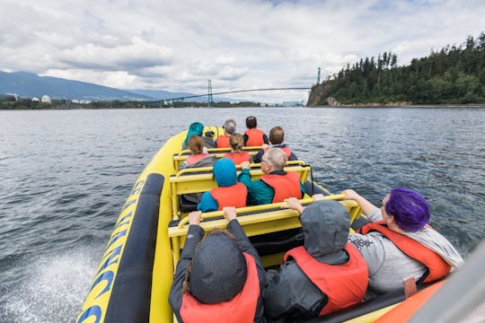Crociera turistica ad alta velocità sul lungomare di Vancouver