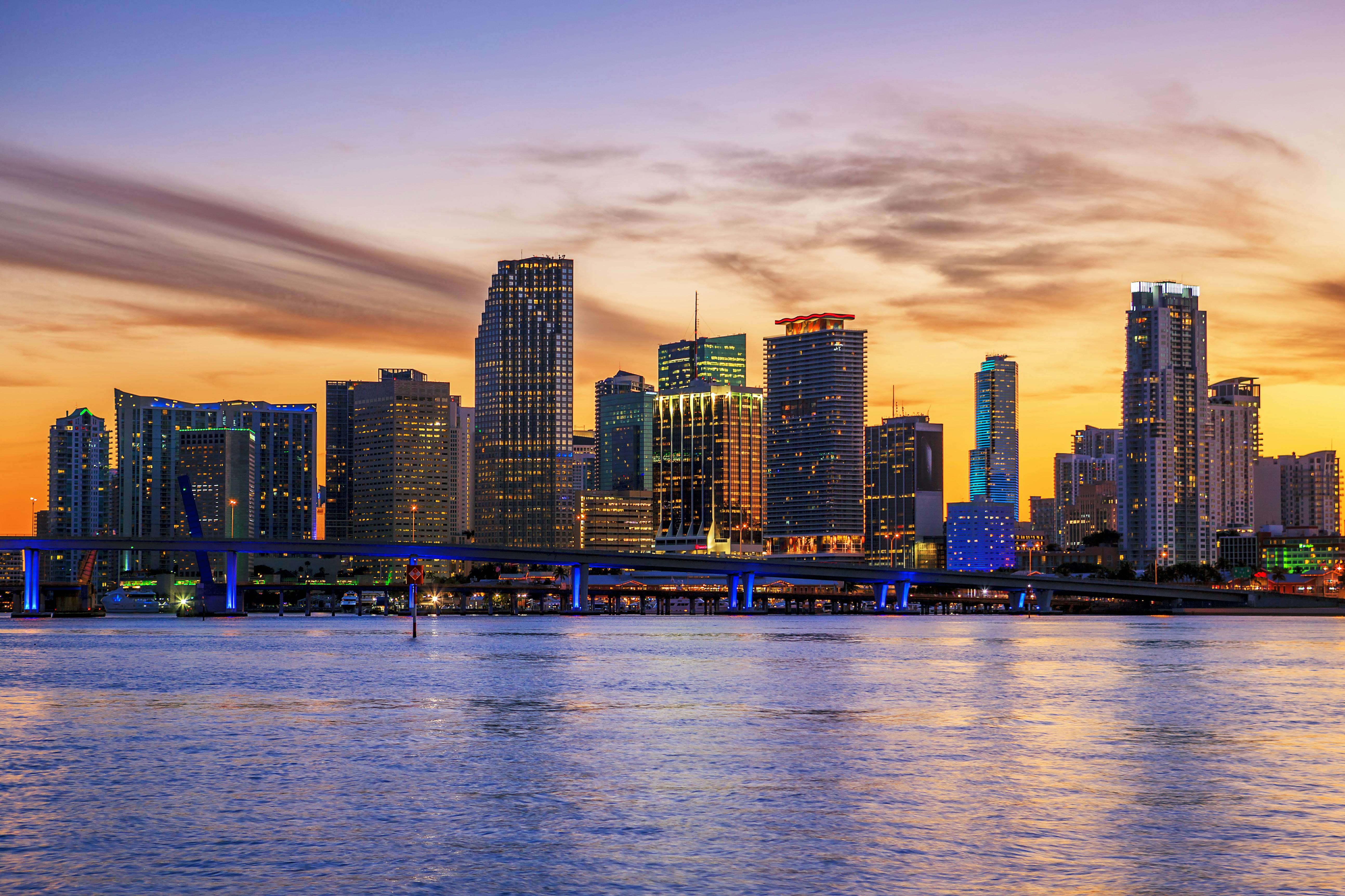 Miami-Sonnenuntergangskreuzfahrt mit optionalem Upgrade auf Hard Rock Cafe & Sky Wheel
