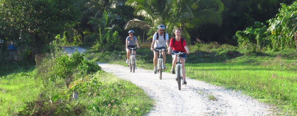 Passeio de bicicleta particular pela natureza em Langkawi