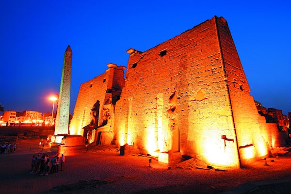 Sonnenuntergangskreuzfahrt auf einer traditionellen Feluke mit Besuch des Luxor-Tempels bei Nacht