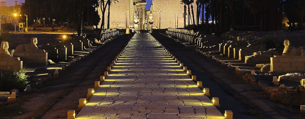 Recorrido por la puesta de sol icónica de Nile Felucca con el templo de Luxor por la noche