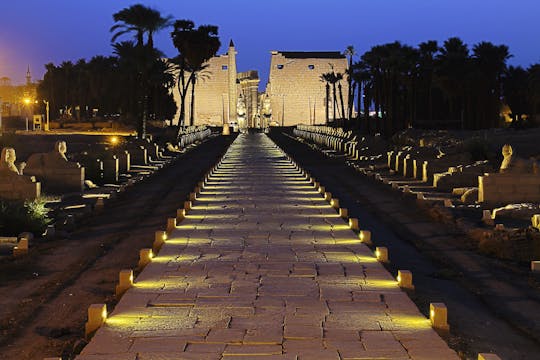 Recorrido por la puesta de sol de Nile Felucca con el templo de Luxor por la noche