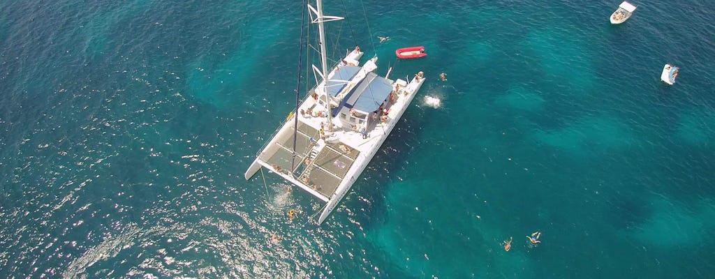 Paseo en velero desde Alicante con aperitivos y música en directo