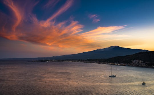 Tour privato in barca al tramonto della baia di Taormina