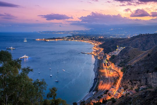 Paseo en barco al atardecer por Taormina