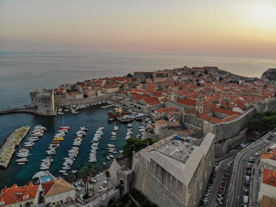 Promenade nocturne dans la vieille ville de Dubrovnik