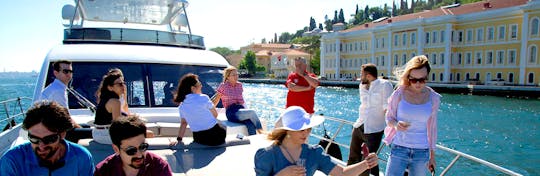 Crociera in yacht di lusso sul Bosforo al tramonto con snack e bevande