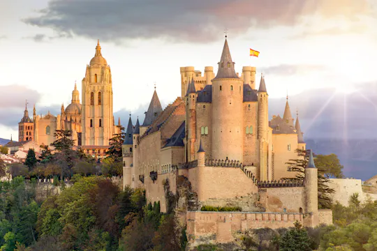 Tour de um dia inteiro por Ávila e Segóvia saindo de Madrid com entradas incluídas