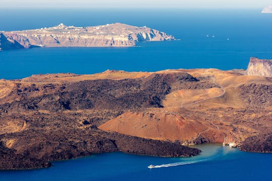 Crucero en catamarán por Santorini en grupo reducido