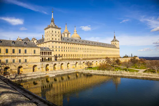 Visita de medio día a El Escorial y el Valle de los Caídos con entradas