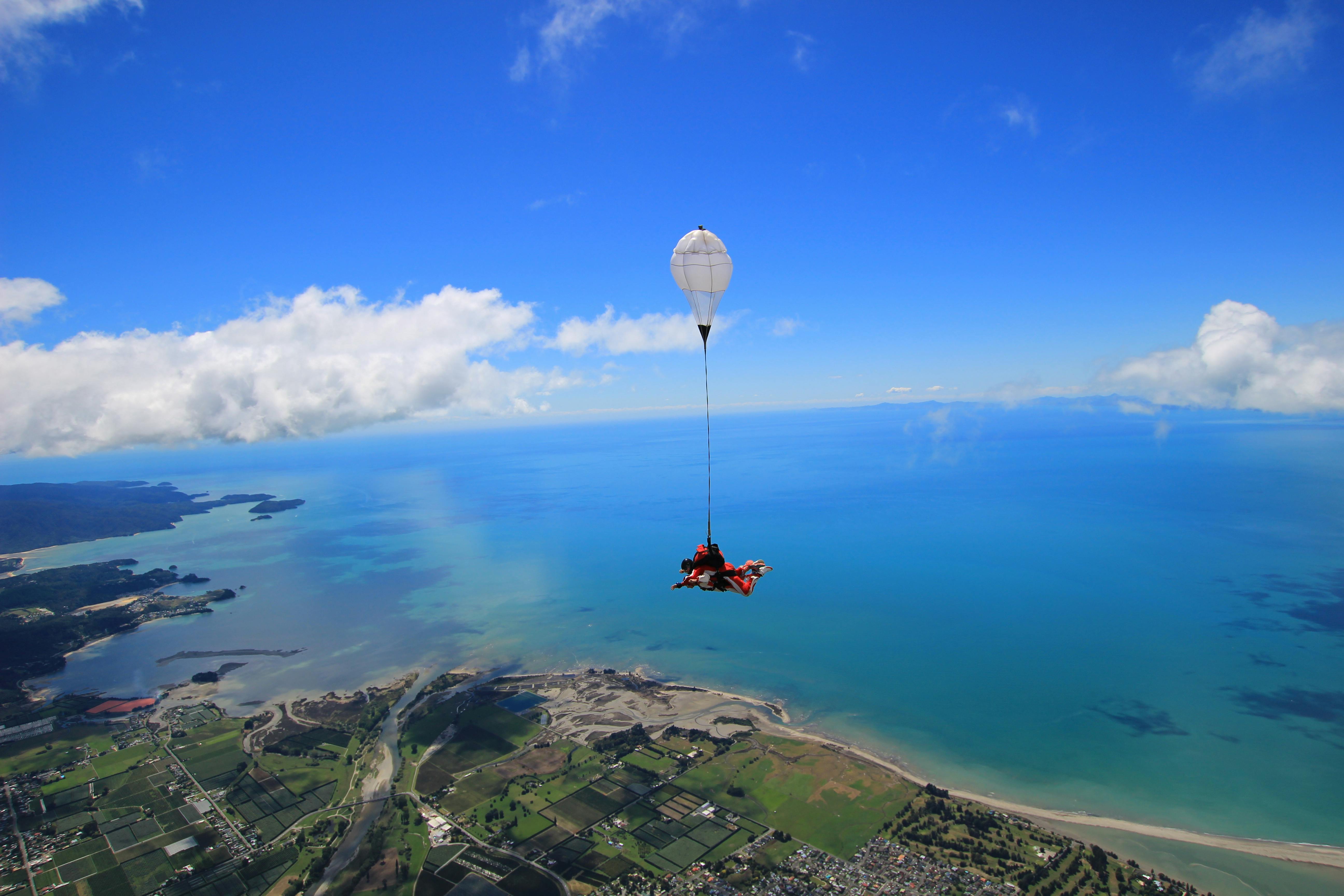 Salto duplo de paraquedas de 10.000 pés sobre Abel Tasman