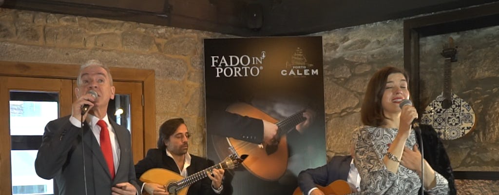 Passeio à Cava do Porto Cálem com prova de vinhos e show de Fado