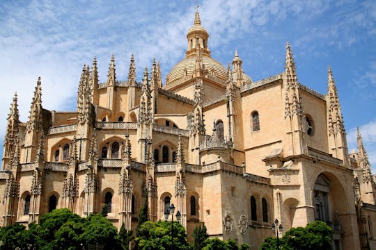 Excursión de día completo a Ávila y Segovia desde Madrid con entrada al Alcázar