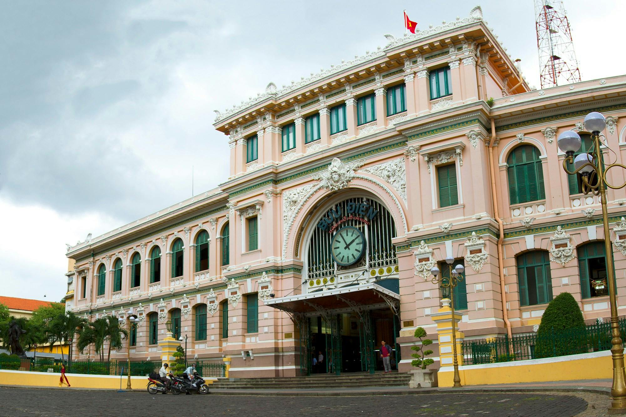 Tour zu den Cu-Chi-Tunneln und den Wahrzeichen von Ho-Chi-Minh-Stadt mit Mittagessen
