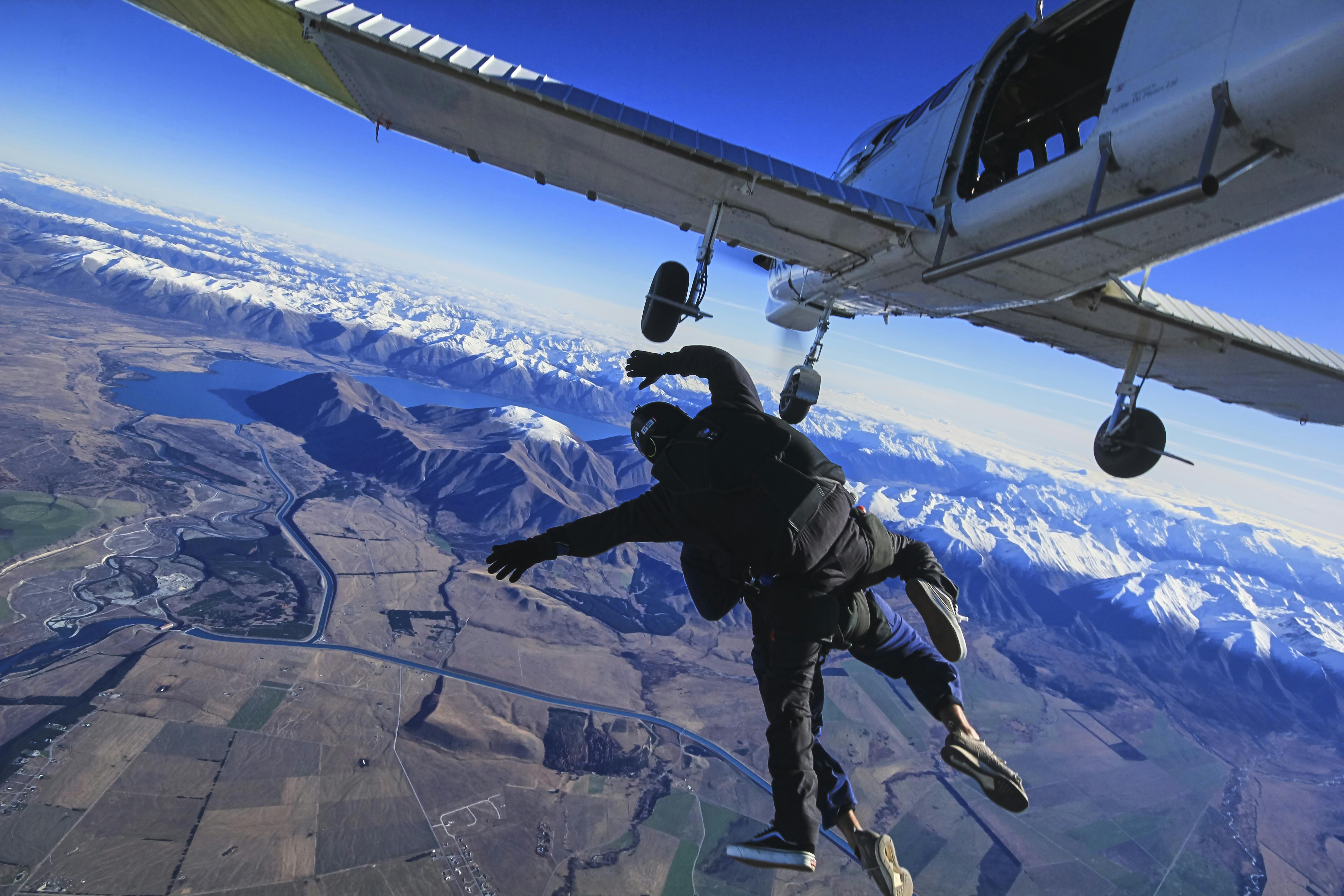 Tandem de paraquedismo de 10.000 pés sobre o Monte Cook