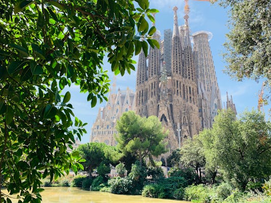Visita y juego de exploración de las obras maestras de Gaudí en Barcelona