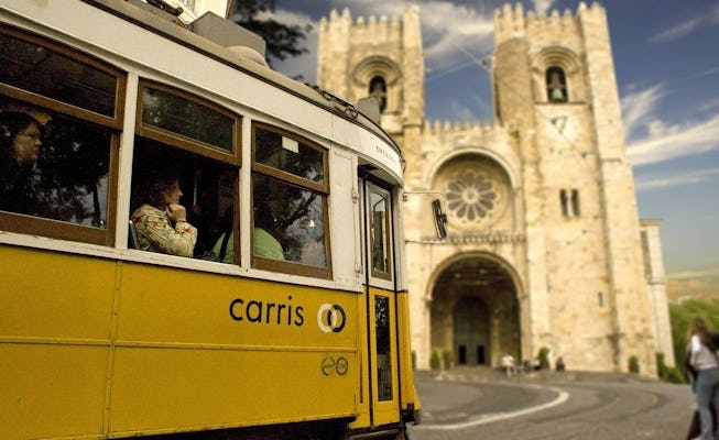 Quartiere di Alfama nel gioco e tour di esplorazione di Lisbona