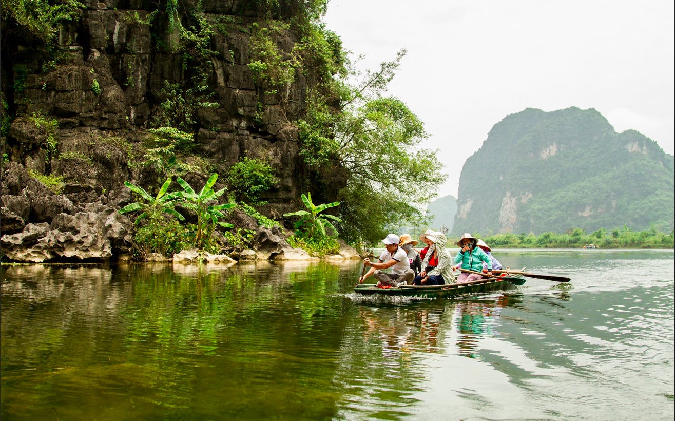 Die Landschaft von Tam Coc und Hoa Lu sowie eine geführte Bootsfahrt ab Ha Noi