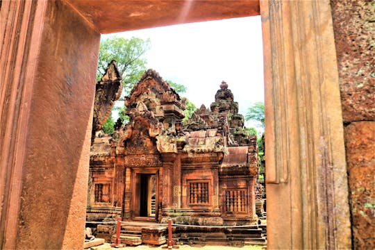 Full-day Banteay Srei and grand circuit small-group tour