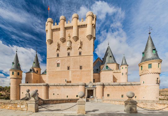 Tour di Ávila e Segovia con biglietti d'ingresso e pranzo tipico