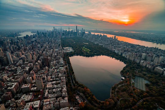 Couple's private NYC Helicopter charter from Manhattan with champagne toast