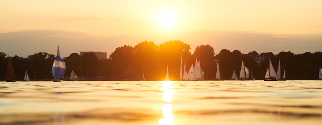 Viagem de barco ao pôr do sol no Alster em Hamburgo