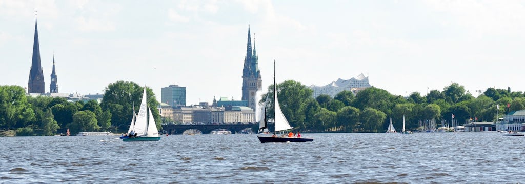 Gita in barca a vela con cutter a vela a due alberi sull'Alster ad Amburgo