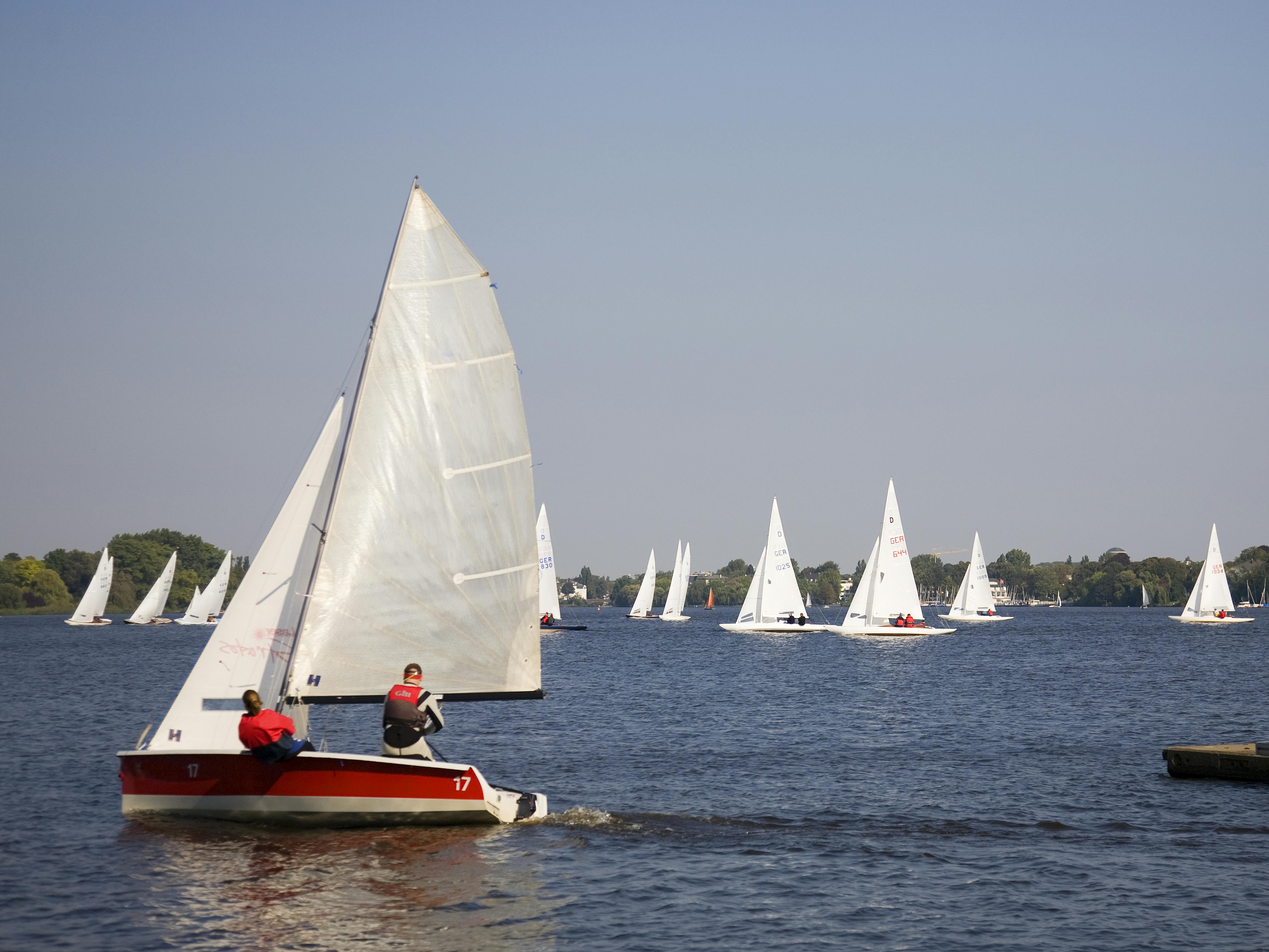 Tour privato in barca a vela sull'Alster ad Amburgo