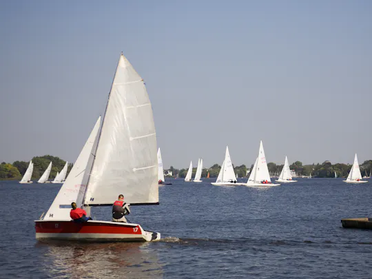 Tour privato in barca a vela sull'Alster ad Amburgo