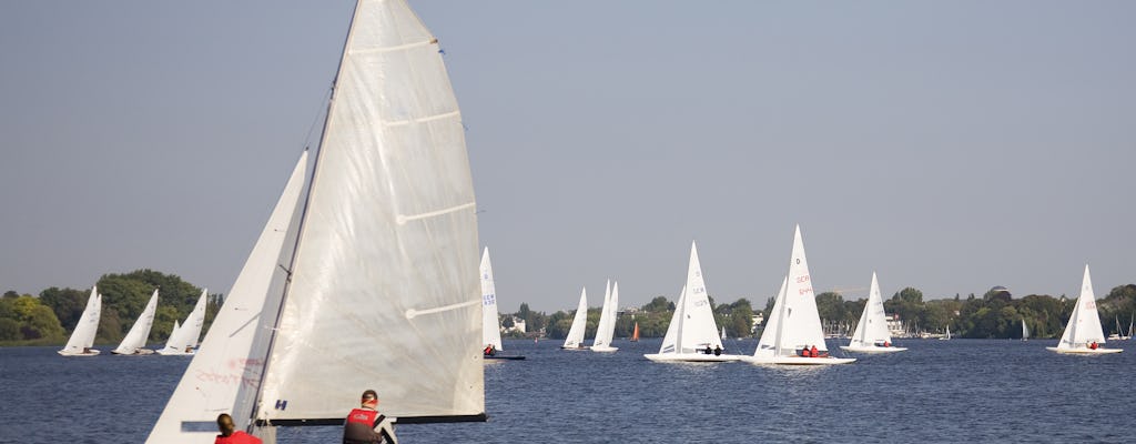 Tour privato in barca a vela sull'Alster ad Amburgo