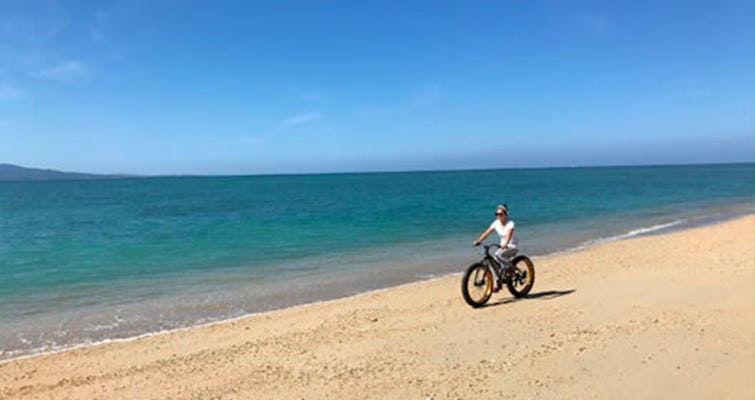 Tour à vélo sur la plage d'Okinawa
