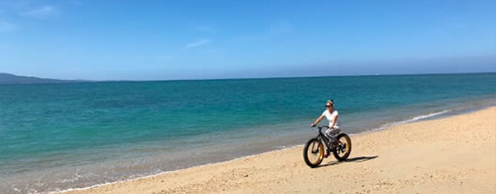 Passeio de bicicleta pela praia de Okinawa