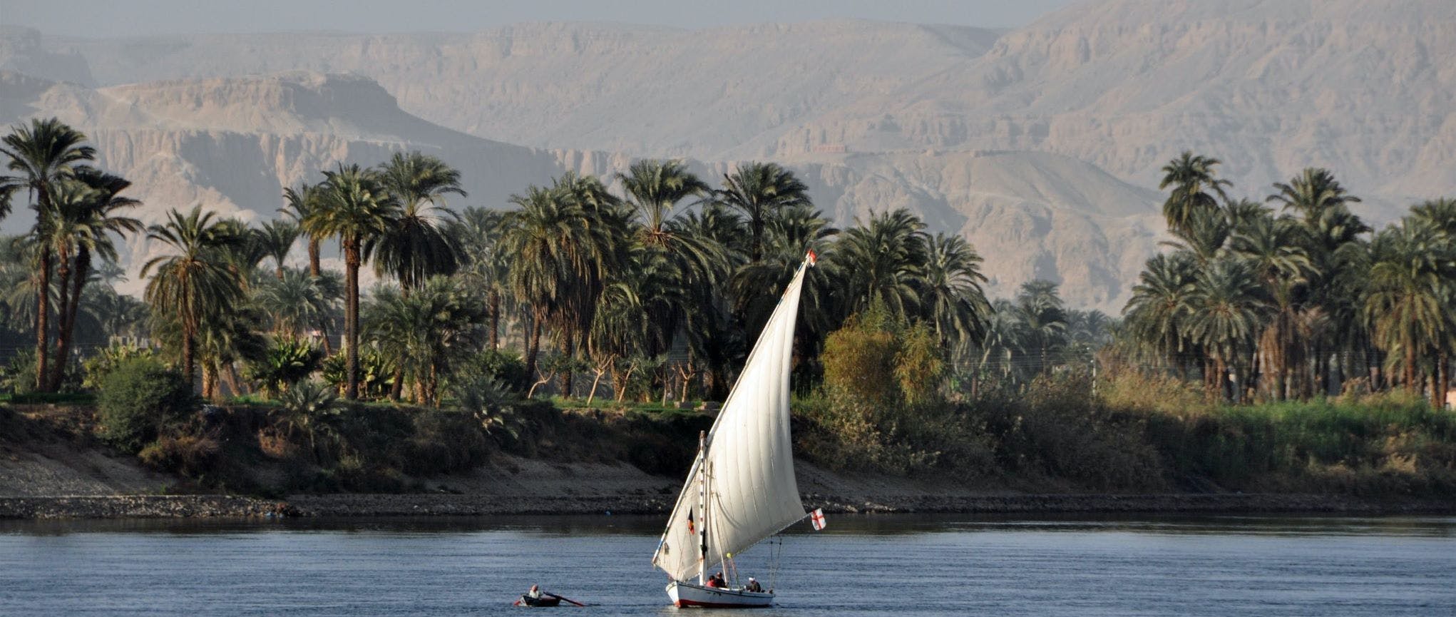 Zachód słońca na wyspie Banana Nil na pokładzie feluki z Luksoru