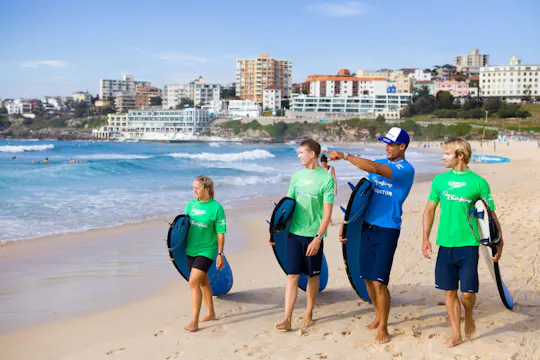 Lekcja surfingu dla początkujących na plaży Bondi