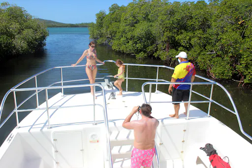 Cayo Arena Catamaran Tour with Cigar Factory Visit