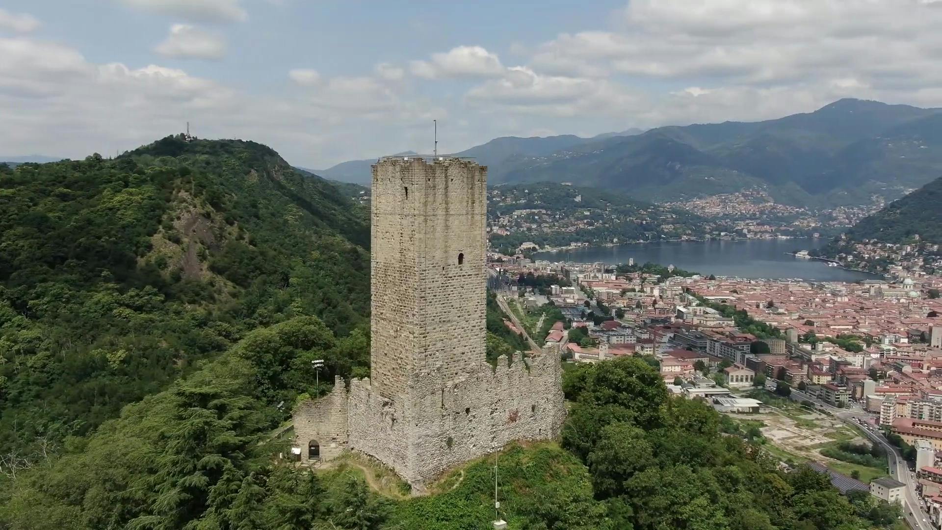 Prywatne otwarcie średniowiecznego zamku nad jeziorem Como