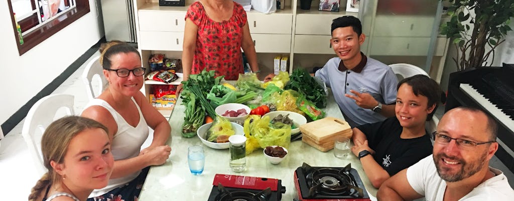 Grupo pequeño: clase de cocina Hoi An con visita al mercado y paseo en barco