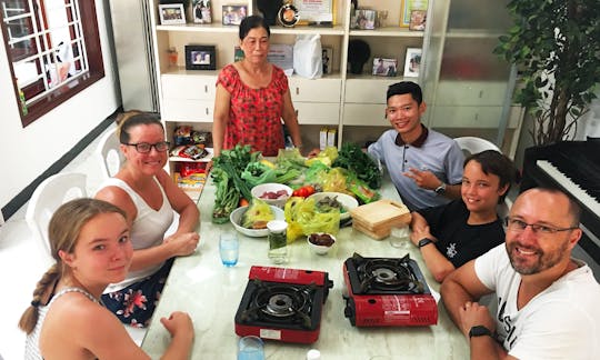 Grupo pequeno: aula de culinária Hoi An com tour pelo mercado e passeio de barco