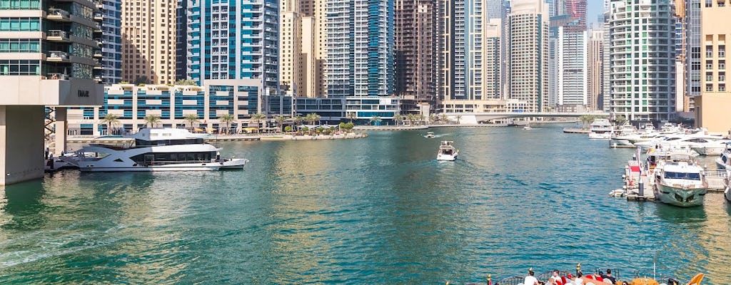 Cruzeiro turístico no porto de Dubai Marina