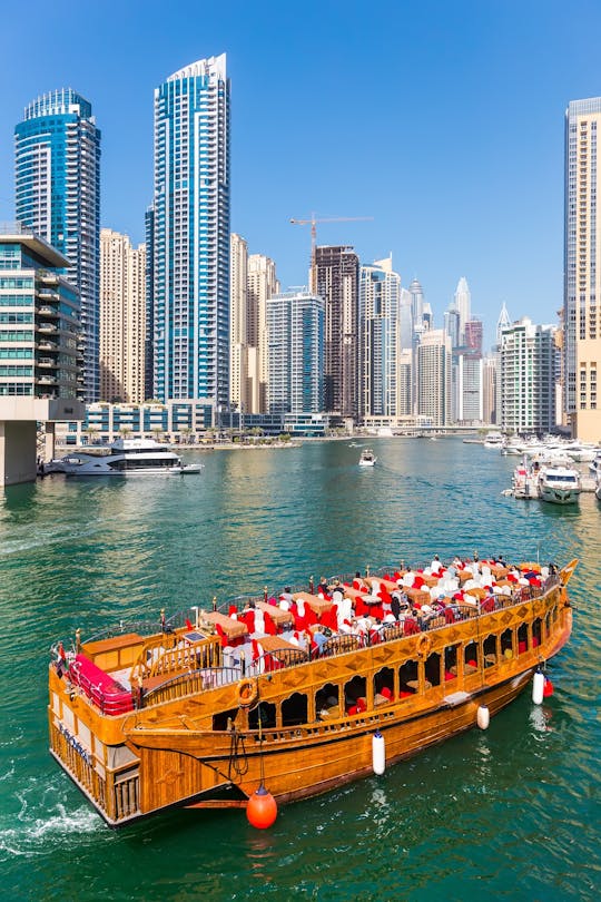 Crociera turistica nel porto di Dubai Marina